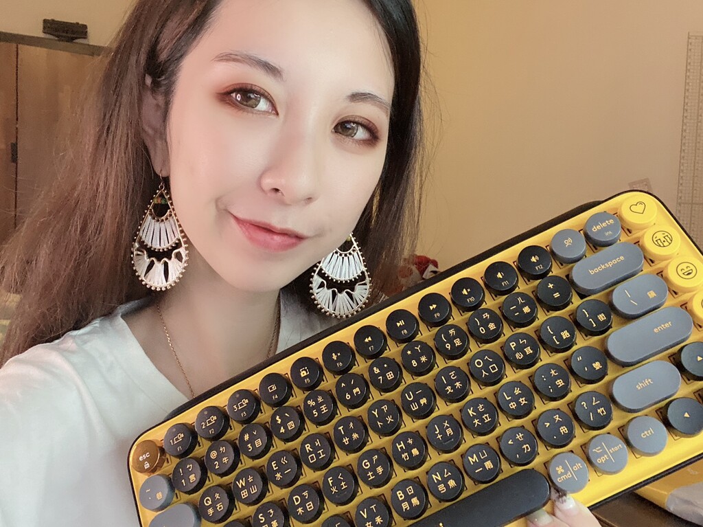 搶先開箱！引領時尚潮流logitech羅技 POP KEYS 打字機鍵盤